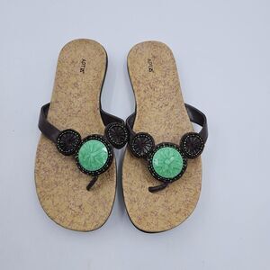 Women's Size ‎ 7 APT. 9 Brown Sandal Flip Flop Green Faux Stone Beading Kohls